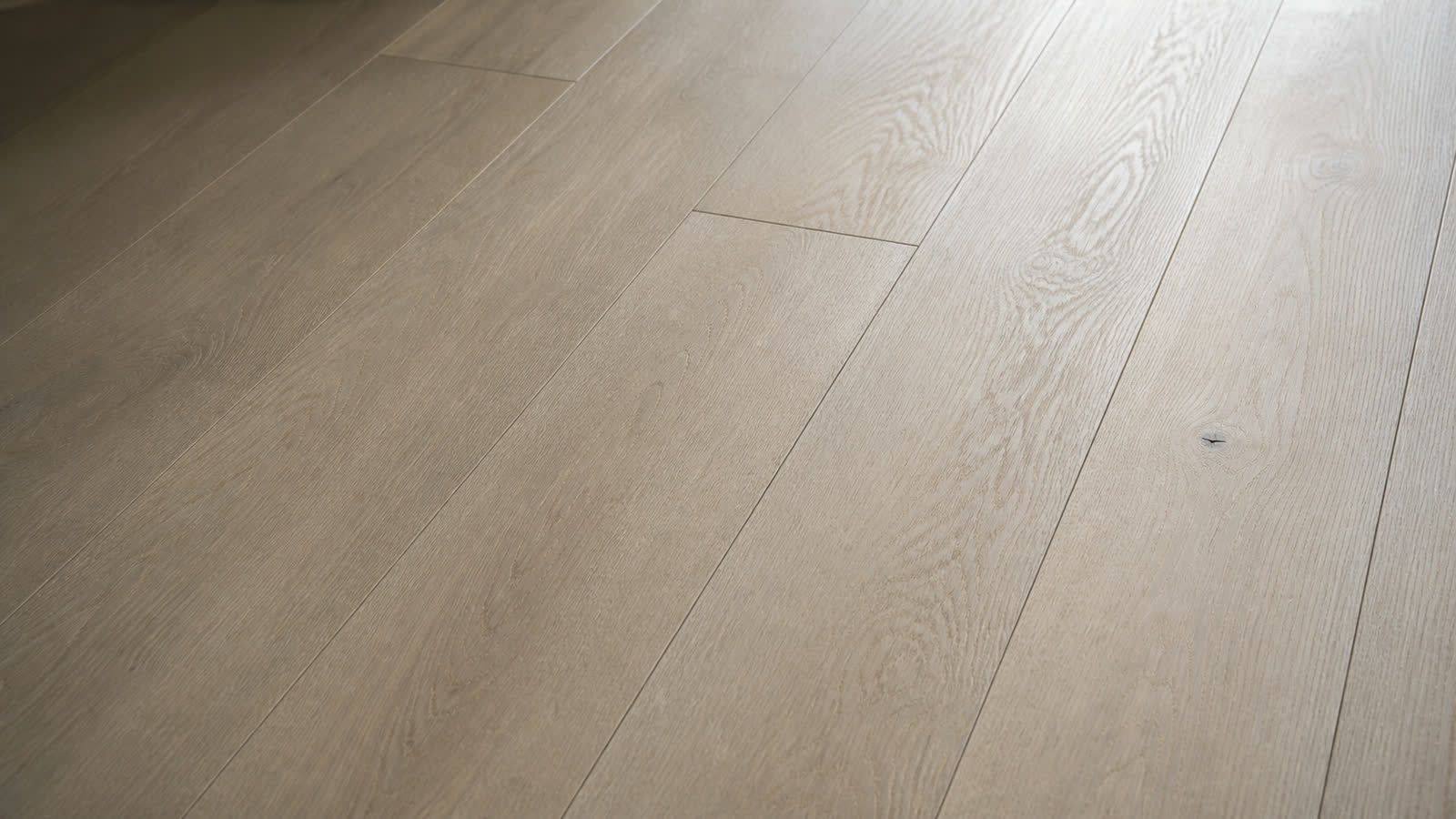 Parquet in rovere chiaro con finitura liscia opaca