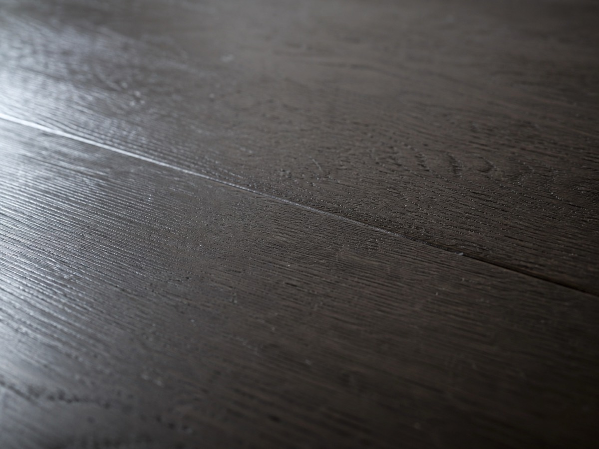 Dettaglio ravvicinato di parquet scuro